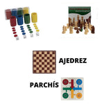 Tablero de ajedrez y parchís de madera con fichas ajedrez y parchís. Juegos clásicos tradicionales de mesa. Juegos familiares para adultos e infantil.